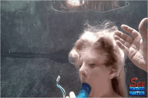 Alessandra noir dildo play underwater