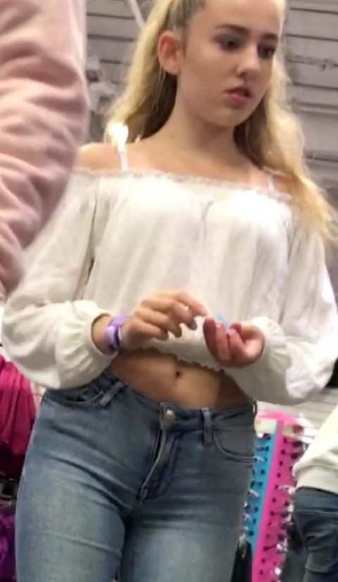 Egg T. reccomend candid teen with amazing jeans