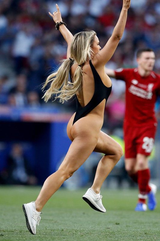 Copycat recomended sexy girl streaker champions league final